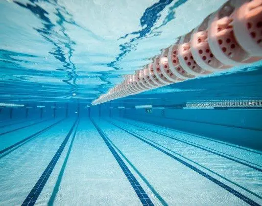 Nuoto in piscina